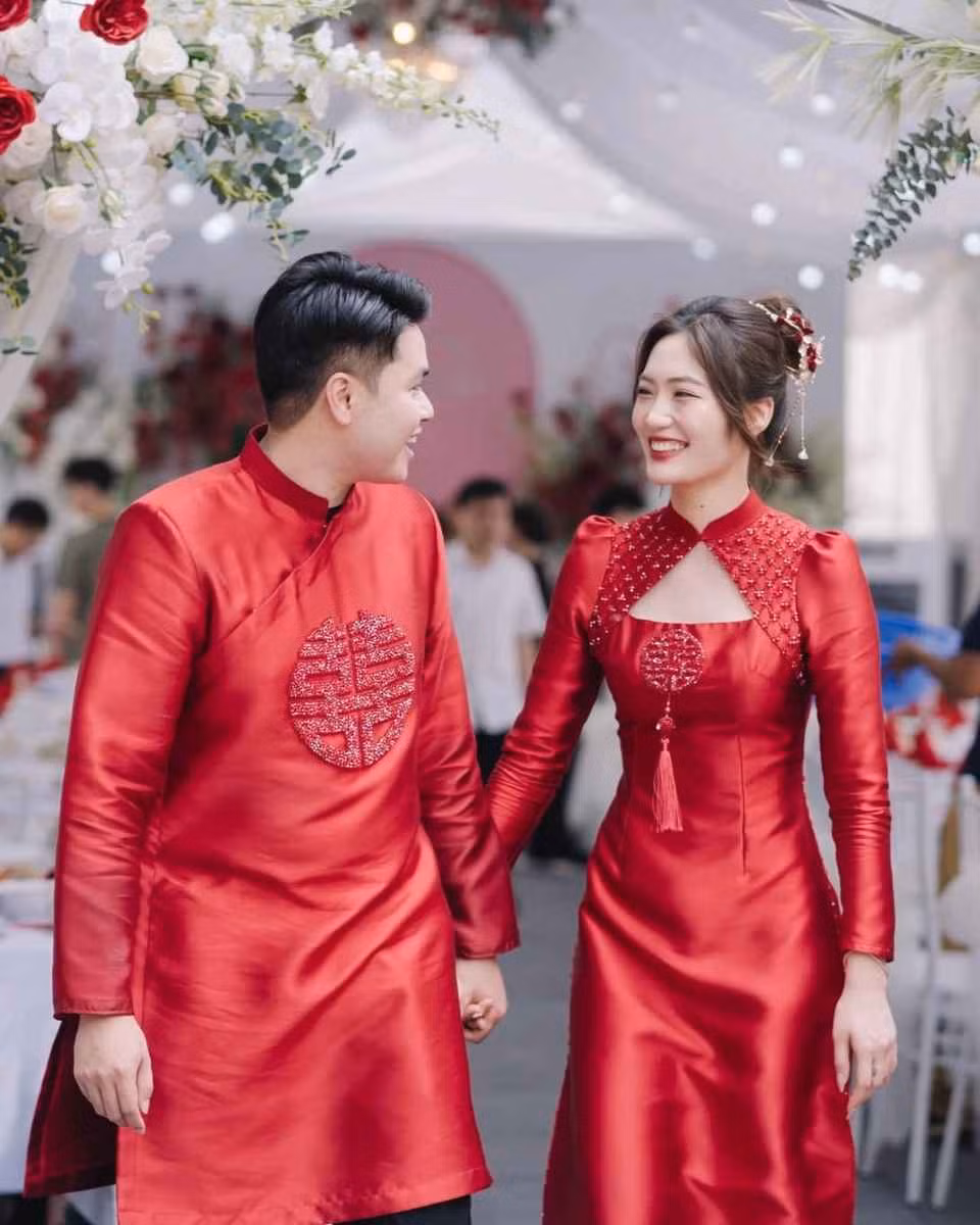 Trái với vẻ nhiệt huyết, cháy hết mình khi thi đấu, Việt Hương từng nhiều lần hóa "nàng thơ" trong các bộ ảnh đăng lên trang cá nhân. Cô nàng cũng yêu thích âm nhạc và là một fan của nhóm nhạc Hàn Quốc BlackPink.