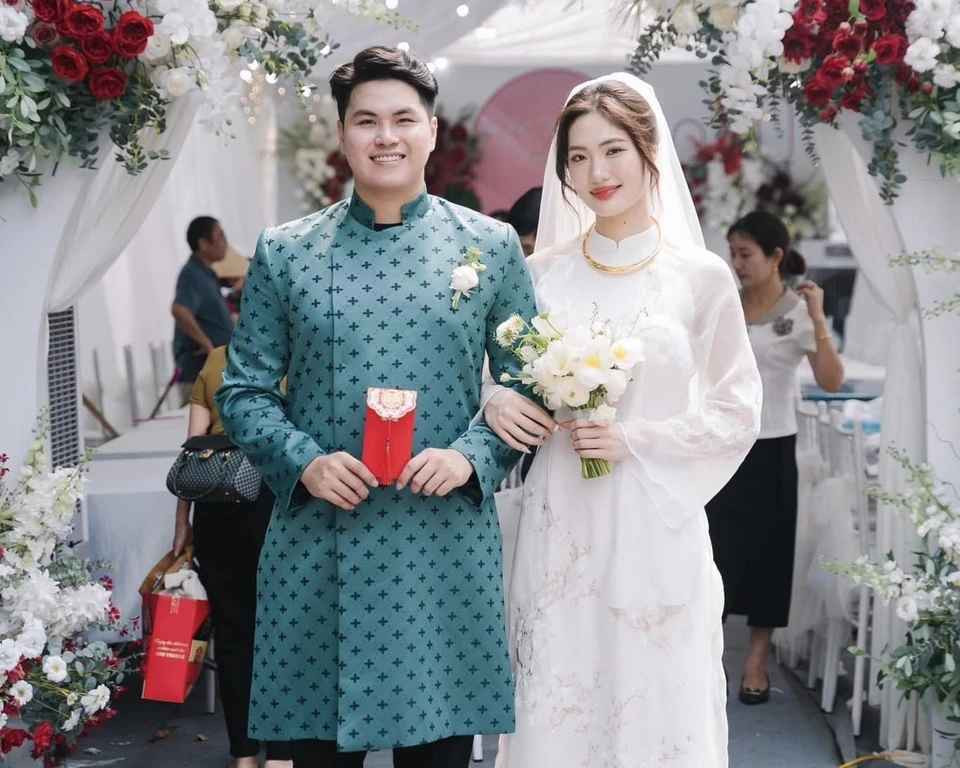 Năm 2016, Việt Hương cùng đội tuyển trẻ Việt Nam tranh tài tại giải bóng chuyền vô địch trẻ Đông Nam Á và U19 châu Á. Ở cấp CLB, cô cùng đồng đội giành 3 chức vô địch quốc gia liên tiếp vào các năm 2019, 2020 và 2021.