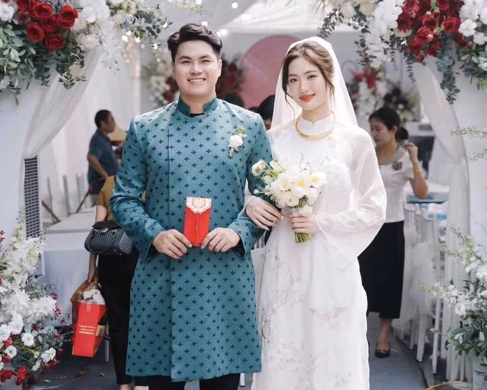 Năm 2016, Việt Hương cùng đội tuyển trẻ Việt Nam tranh tài tại giải bóng chuyền vô địch trẻ Đông Nam Á và U19 châu Á. Ở cấp CLB, cô cùng đồng đội giành 3 chức vô địch quốc gia liên tiếp vào các năm 2019, 2020 và 2021.