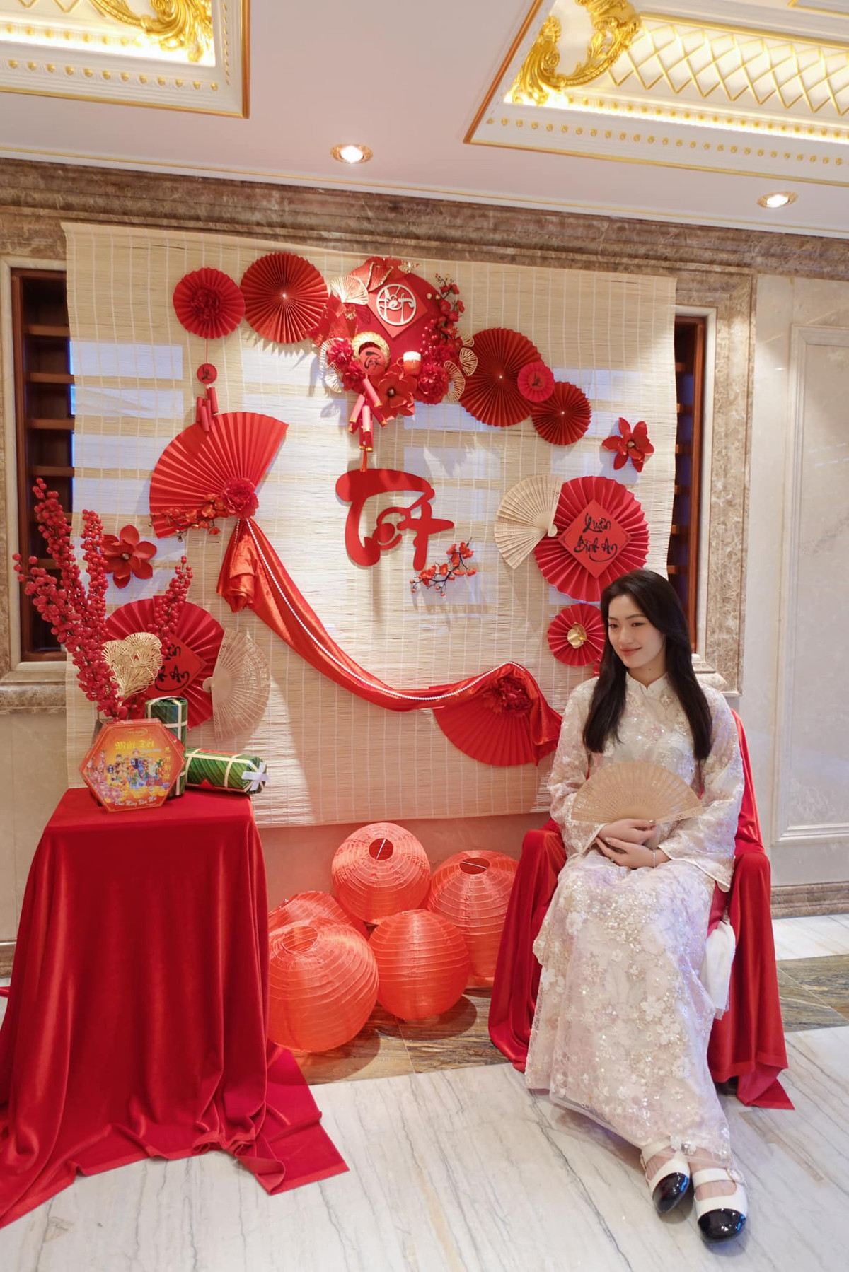 Căn biệt thự nhà chồng VĐV Việt Hương được xây dựng hoành tráng như lâu đài. Phía bên trong nổi bật với hoa văn hiện tại, cùng với hệ thống đèn tạo nên khung cảnh lộng lẫy.