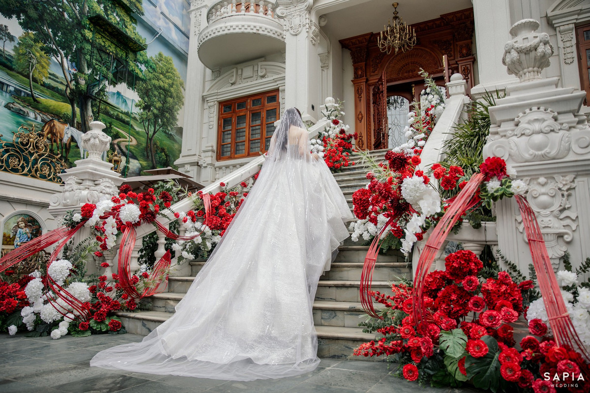 Trước đó trong lễ ăn hỏi căn biệt thự bạc tỉ nhà chồng Việt Hương cũng được hé lộ. Theo đó đây là căn biệt thự cực hào nhoáng nằm ở Sơn La.