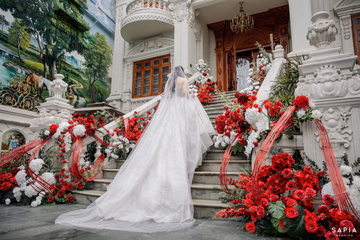 Trước đó trong lễ ăn hỏi căn biệt thự bạc tỉ nhà chồng Việt Hương cũng được hé lộ. Theo đó đây là căn biệt thự cực hào nhoáng nằm ở Sơn La.