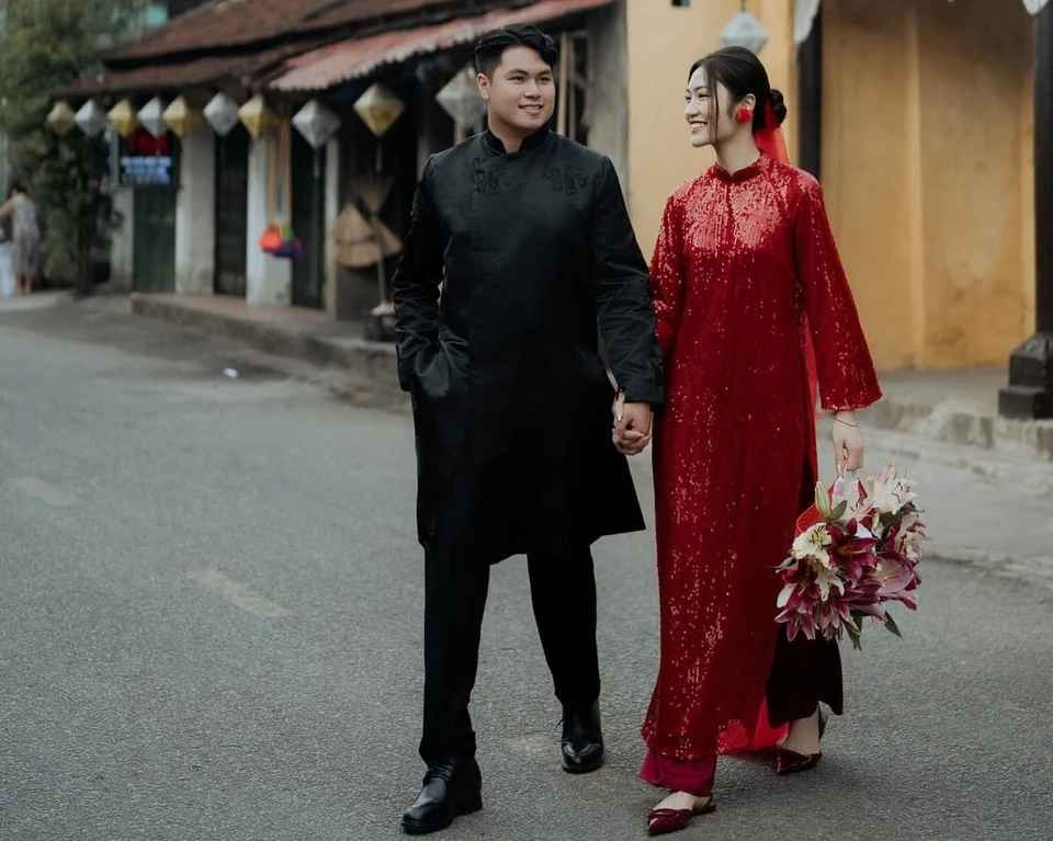 Việt Hương theo đuổi ước mơ trở thành VĐV bóng chuyền chuyên nghiệp từ năm lớp 6. Với chiều cao 1,78 m, vóc dáng chuẩn và gương mặt xinh xắn, cô được nhiều thương hiệu mời đóng quảng cáo.