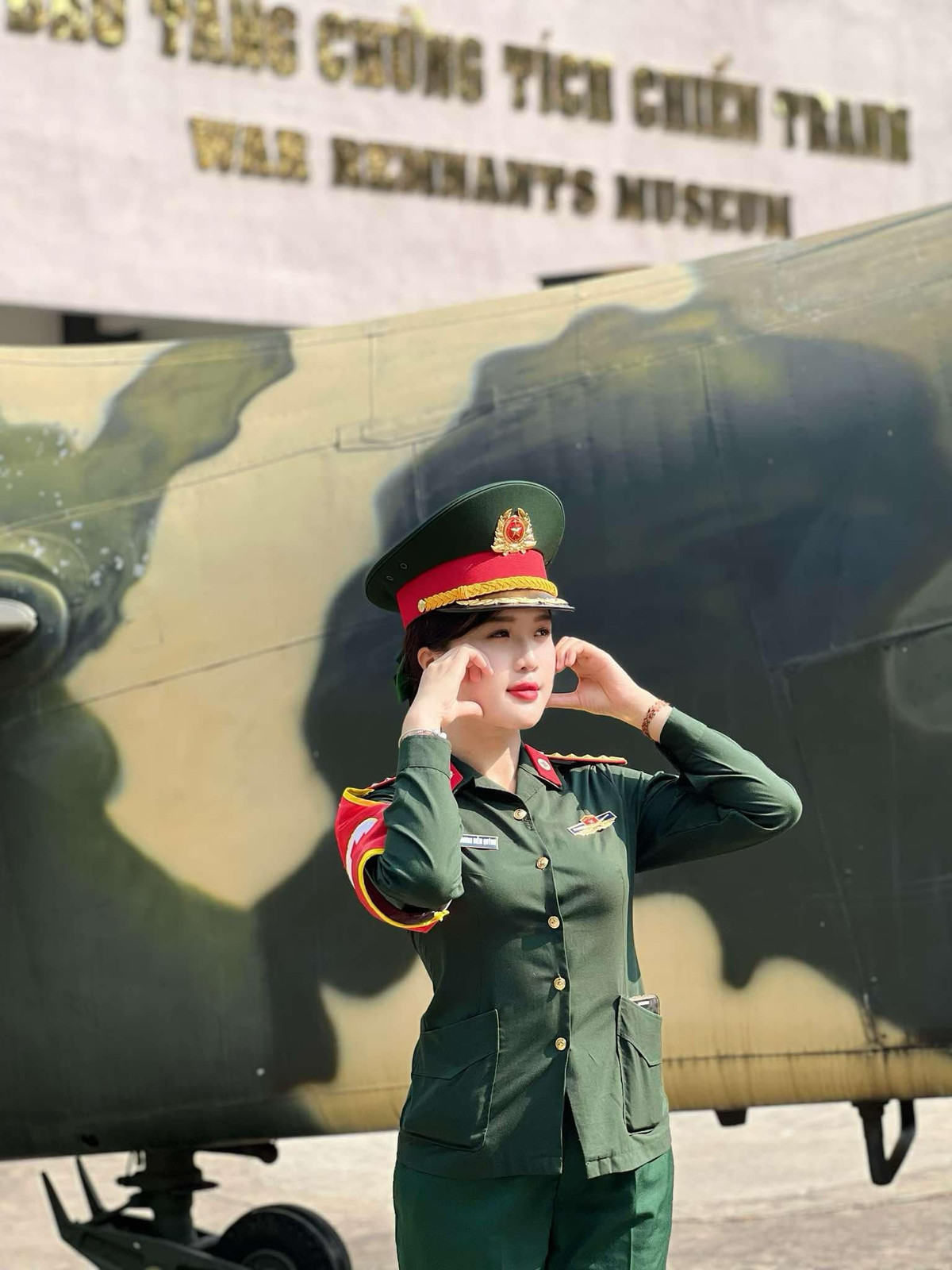 Còn ở những khoảnh khắc đời thường, nữ quân nhân quê Hưng Yên lại thu hút bởi vẻ đẹp dịu dàng, trong trẻo, duyên dáng.