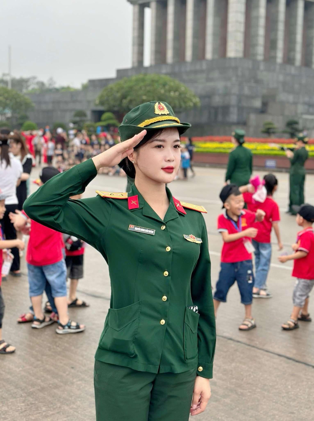 Diễm Quỳnh cho biết đây đã là lần thứ 3 được tham gia diễu binh. Cô gái trẻ vinh dự và tự hào khi được chọn đứng trong đội hình của khối nữ Quân y.