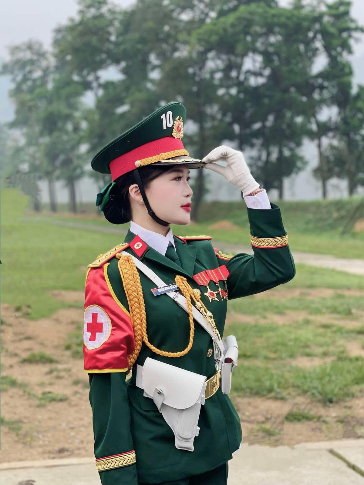 Trong bộ quân phục, Diễm Quỳnh mang vẻ đẹp tự tin, mạnh mẽ.