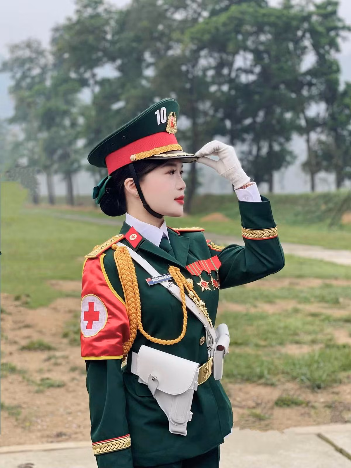 Trong bộ quân phục, Diễm Quỳnh mang vẻ đẹp tự tin, mạnh mẽ.