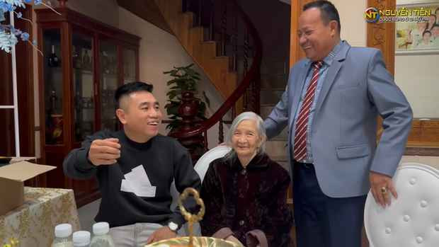 So với trước đây từng quay trong vlog của Quang Linh, phía cổng ngoài có thêm một bức tường vàng hoạ tiết trang trí vô cùng nổi bật.