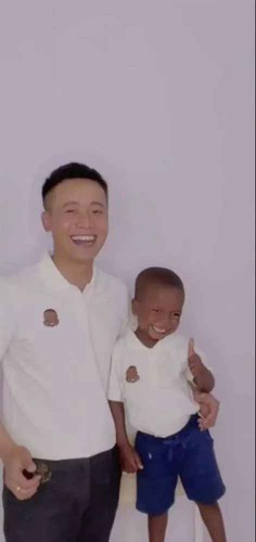 Phía trước nhà là một khoảng sân rộng, kê rất nhiều bàn ghế. Đây cũng là nơi để cả gia đình Quang Linh quây quần, tụ họp đông đủ cả nhà.