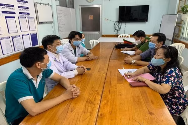 Suc khoe be gai 3 tuoi bi me ruot bao hanh tien luong xau