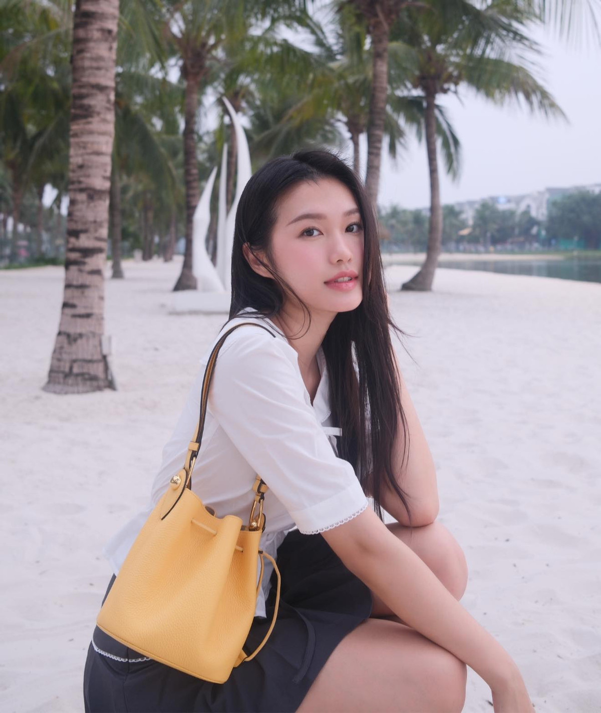 Nhiều fan rất bất ngờ khi Doãn Hải My quyết định đổi hướng, gia nhập đường đua livestream bán hàng. Bởi trước đó, cô nàng luôn gắn vớ hình ảnh sang chảnh, có cách kiếm tiền "thư giãn" hơn rất nhiều so với Chu Thanh Huyền hay Quỳnh Anh khi ngày đêm livestream.