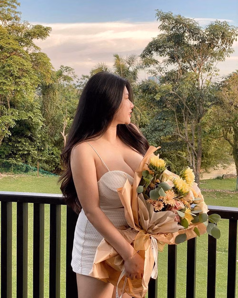 Sueanne Kang là người đẹp nổi tiếng người Malaysia được biết đến với số đo vòng 1 "khủng" là 1m.