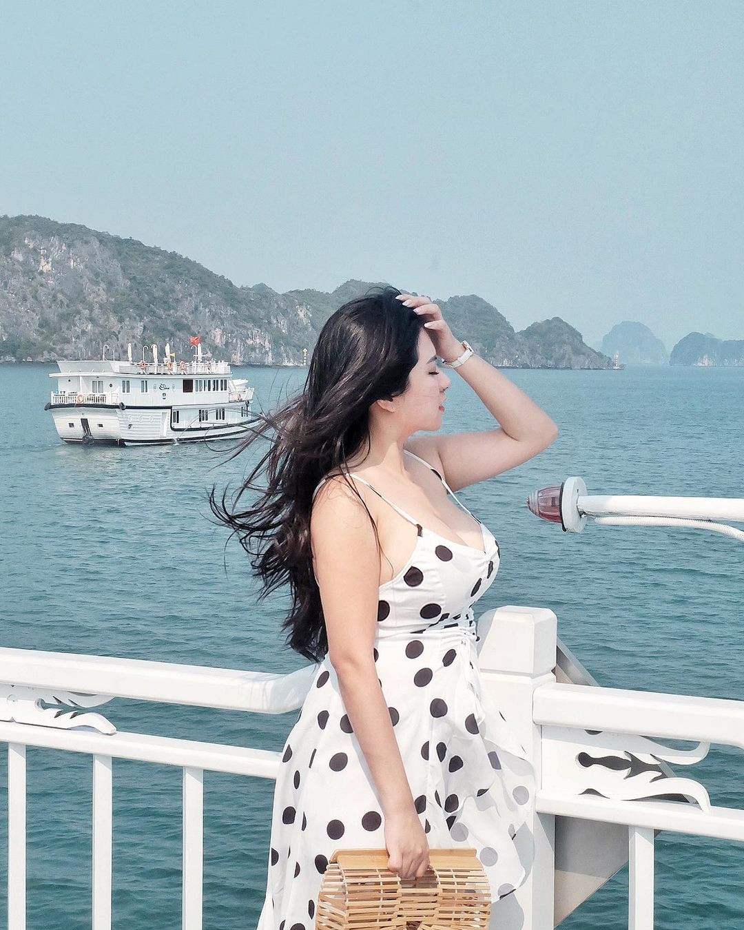 Dễ thấy, người đẹp theo đuổi hình ảnh nữ tính nhưng không kém phần gợi cảm. Chính vì thế cô được mệnh danh là "bà mẹ đơn thân quyến rũ nhất Malaysia".