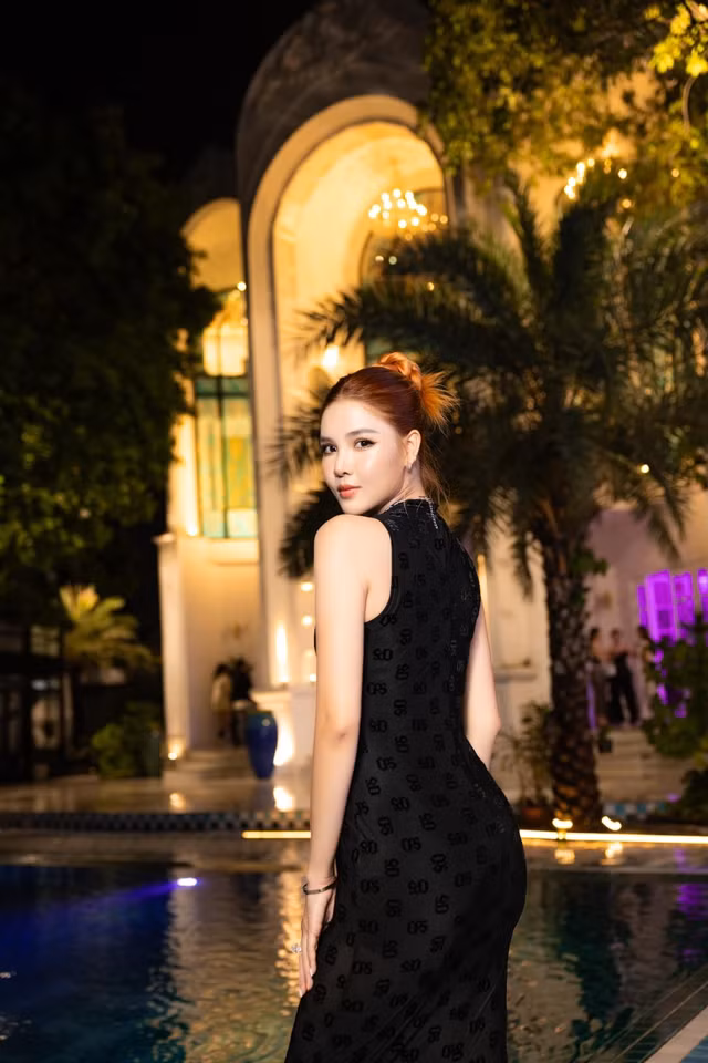 Kể từ thời điểm lập gia đình vợ Mạc Hồng Quân kín tiếng hơn và ít tham dự các sự kiện showbiz.