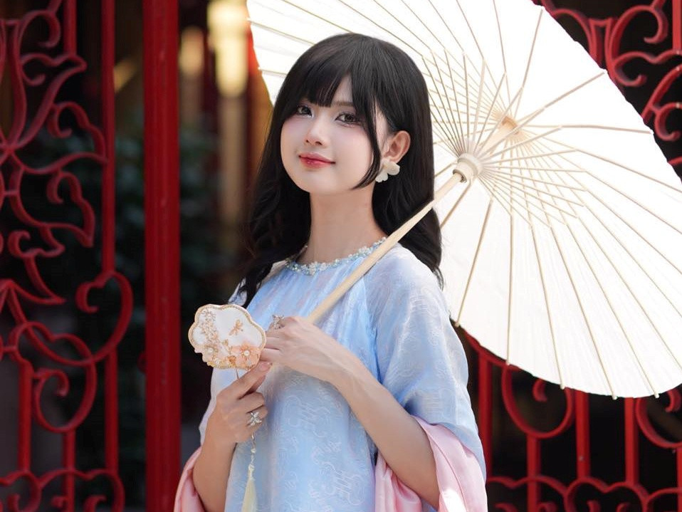 Một lần thấy công ty tuyển dụng, Quỳnh Anh mạnh dạn đăng ký và may mắn được nhận, rồi gắn bó với những chuyến bay từ đó đến giờ. Đến nay, cô gái sinh năm 1992 đã có gần 10 năm làm nghề.