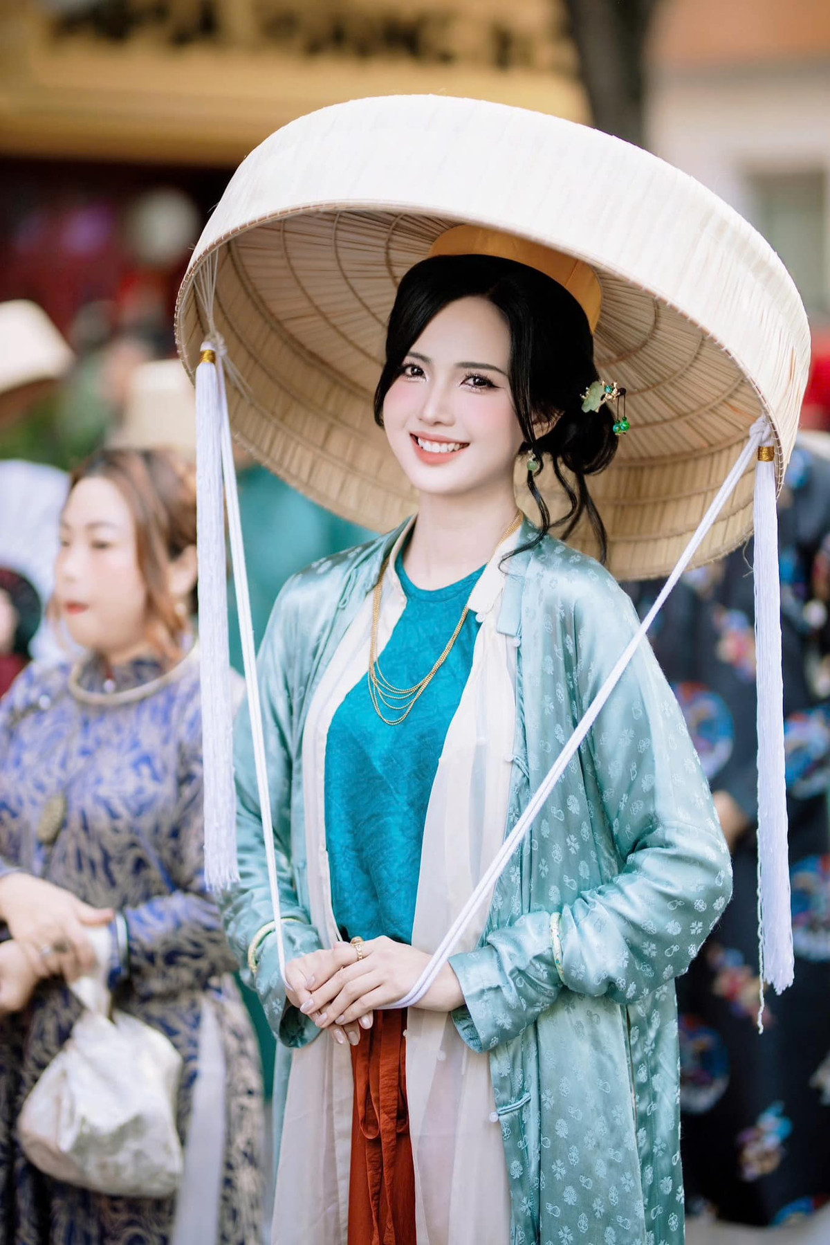 Hình ảnh diện cổ phục của nữ tiếp viên hàng không này lan truyền đến mức chưa về đến nhà sau sự kiện, cô đã được bạn bè gửi cho rất nhiều ảnh và khen ngợi.