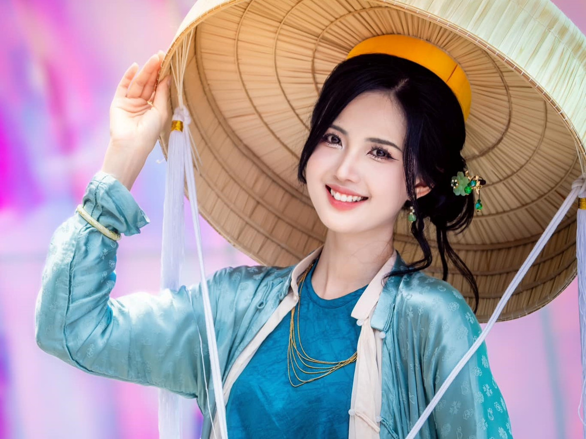 "Tôi búi tóc hơi hướm hiện đại một chút do gương mặt tôi không phù hợp với kiểu búi ép sát đầu. Hy vọng không ảnh hưởng đến tinh thần bộ trang phục và được mọi người thông cảm", người đẹp hàng không chia sẻ.