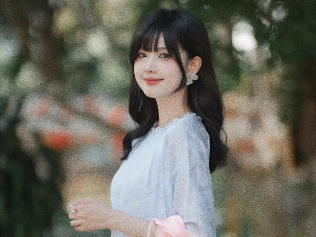 Quỳnh Anh là tiếp viên trưởng của một hãng hàng không, làm việc tại TP.HCM. Cô từng không dám nghĩ có một ngày làm công việc này vì sợ không đủ khả năng.