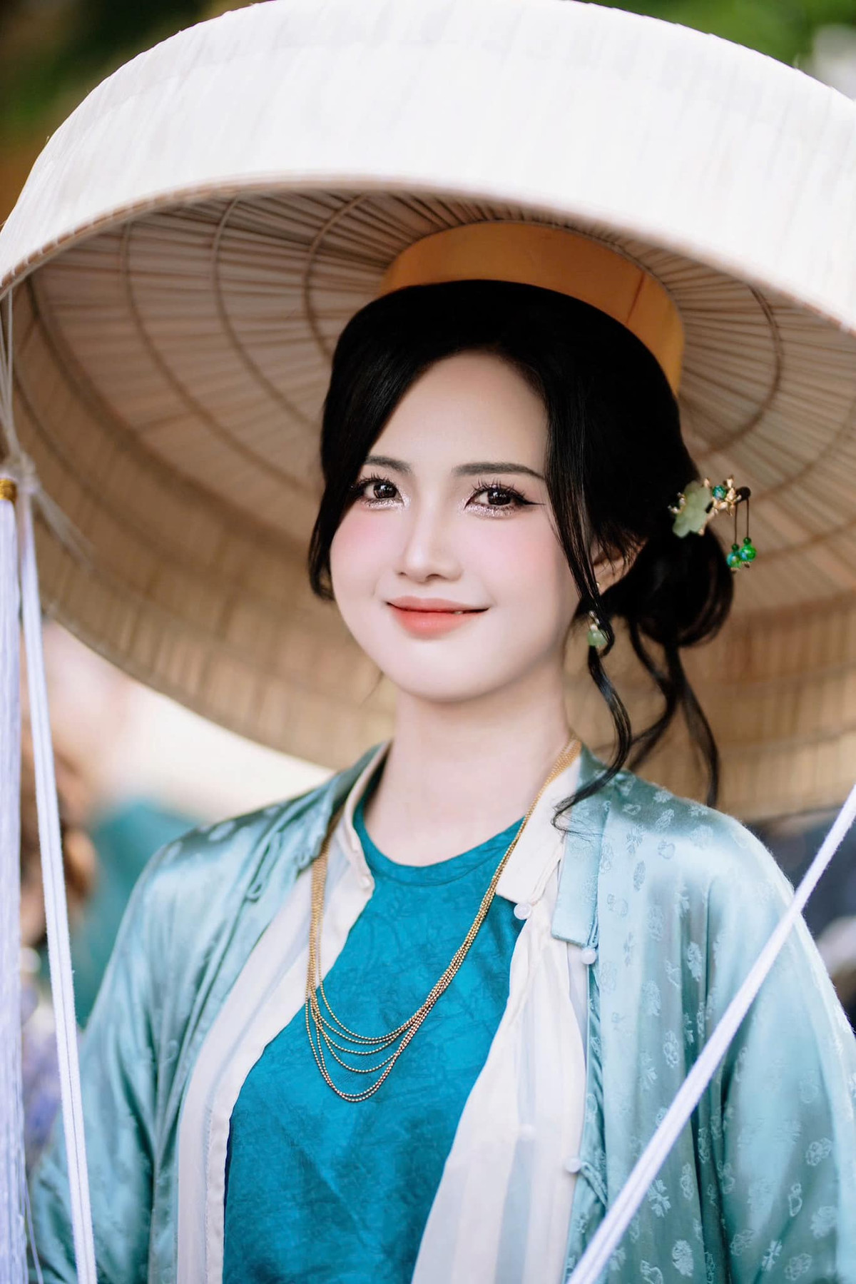 "Ban đầu, tôi khá ngại khi phải diễu hành trước nhiều người nhưng ngay khi sự kiện bắt đầu, người dân xung quanh cổ vũ, khen tôi và các bạn xung quanh xinh đẹp khiến tôi rất vui và tự hào, có thêm động lực để hoàn thành chặng đi thật tốt, thật đẹp", Quỳnh Anh kể.