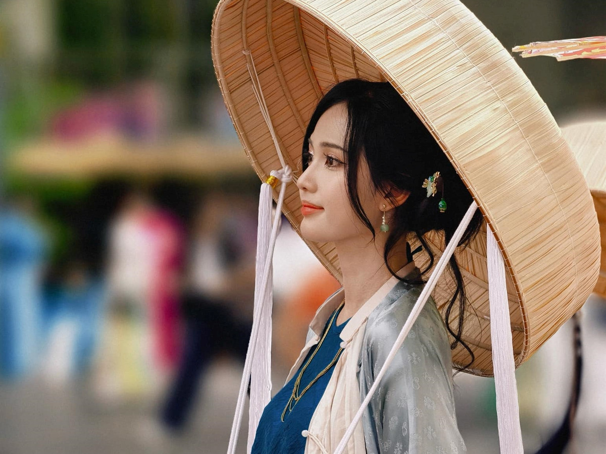 Với vẻ ngoài sáng, Quỳnh Anh nhanh chóng được nhiều người xin chụp hình và lọt vào ống kính của các nhiếp ảnh gia.