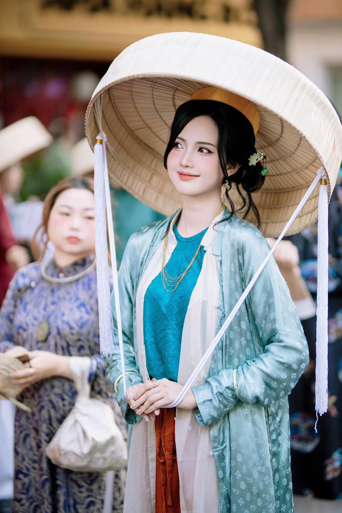 Quỳnh Anh cho biết ban đầu, cô định hoá trang thành công chúa Ngọc Hân thời Hậu Lê, song phần mão bị hỏng, khiến bộ trang phục mất đi phần nào sự tinh túy. Bởi vậy, cô chuyển hướng sang thời Nguyễn vì yêu thích bộ phim Người vợ cuối cùng của đạo diễn Victor Vũ.