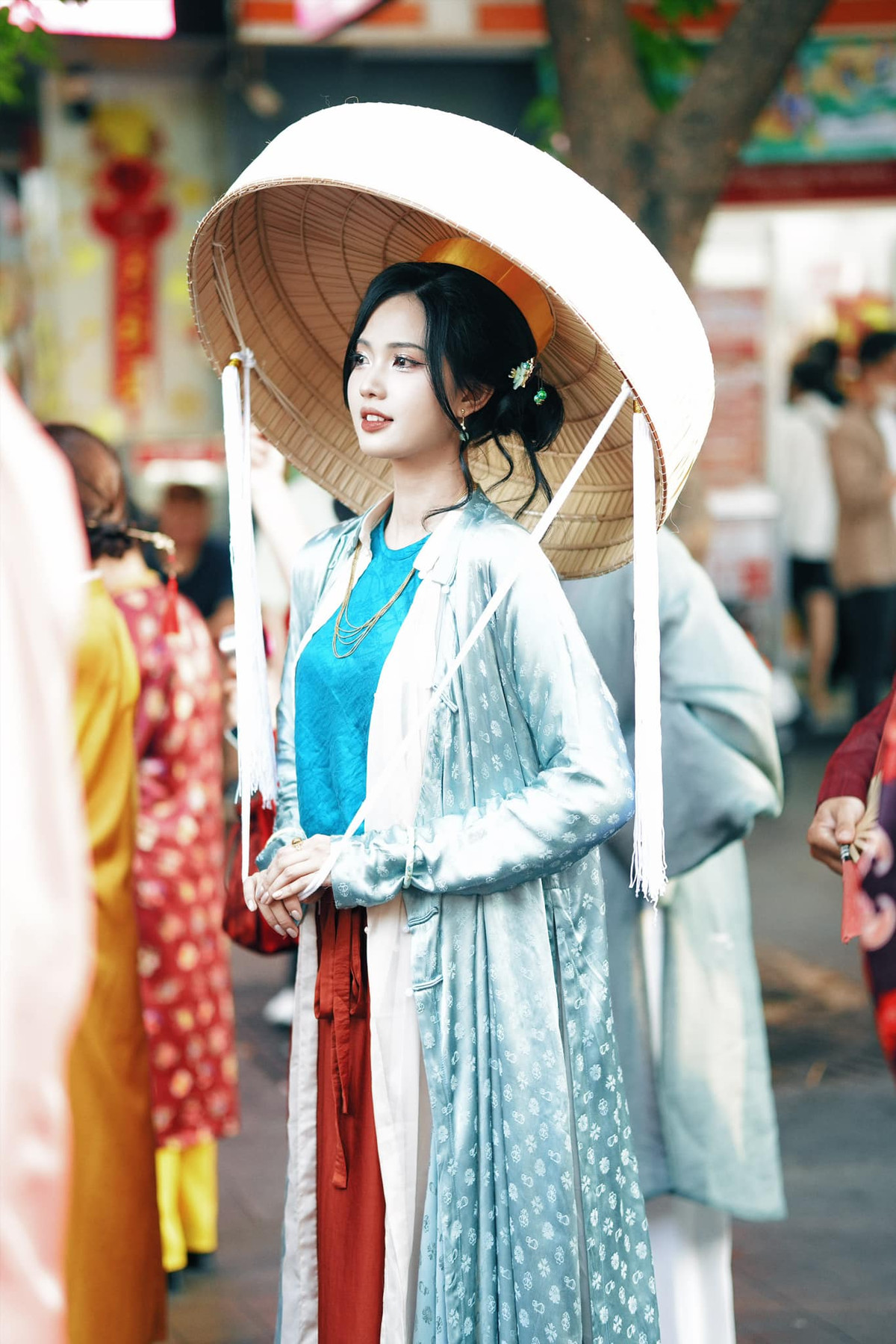 Yêu thích sự kiện diễu hành cổ phục Bách Hoa Bộ Hành sau khi xem các video trên mạng xã hội, nữ tiếp viên hàng không Bùi Quốc Quỳnh Anh (Gabriella Bui - sinh năm 1992) đăng ký tham gia khi sự kiện được tổ chức tại TP.HCM.