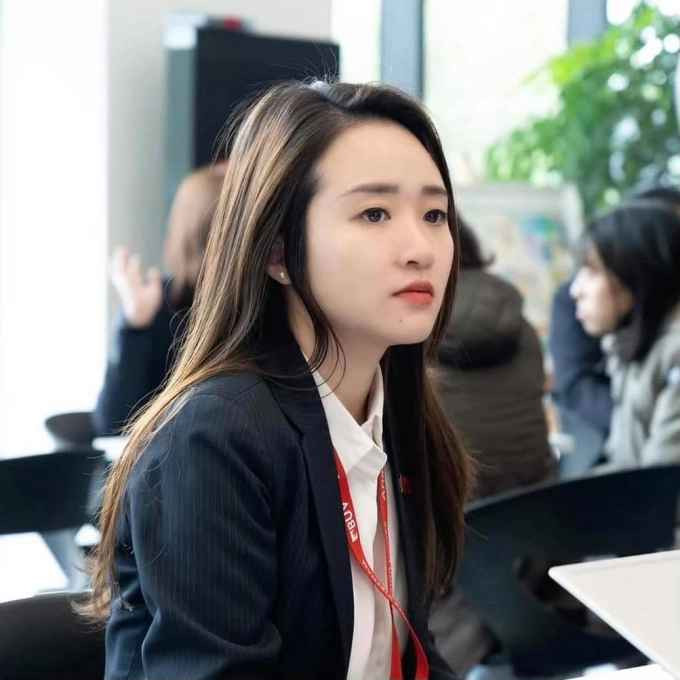 Điển hình như mới đây, chàng tiền vệ sinh năm 1995 công khai gắn thẻ vợ trong một bình luận trên trang chủ của trung tâm chấn thương và dành lời khen ngợi.