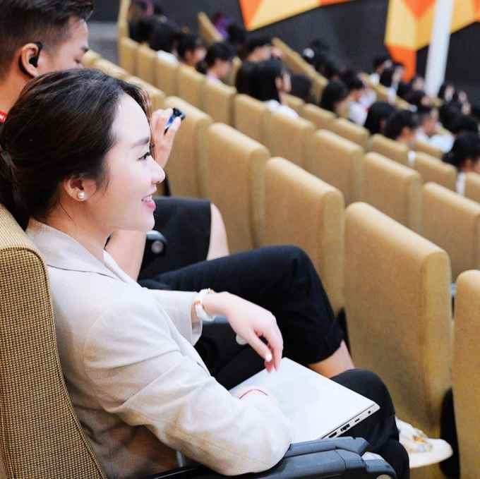 Mới đây Nhuệ Giang còn thay mặt trung tâm ký hợp tác với trường đại học tại Nhật Bản để phục vụ cho công tác đào tạo nhân lực. Thấy được những thành quả mà vợ đã gây dựng, Xuân Trường rất tự hào.