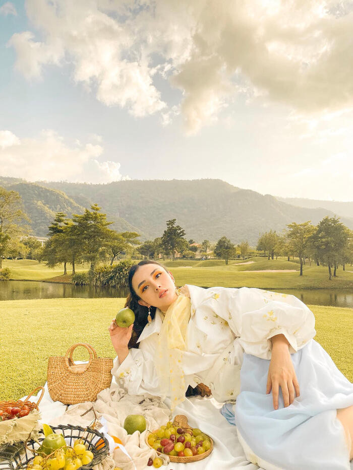 Gia đình chồng Angela Chu cũng là một gia tộc giàu có ở Thái Lan. Bởi vậy mà mối quan hệ của gái đẹp với nhà chồng, đặc biệt là mẹ chồng khiến dân tình không khỏi tò mò