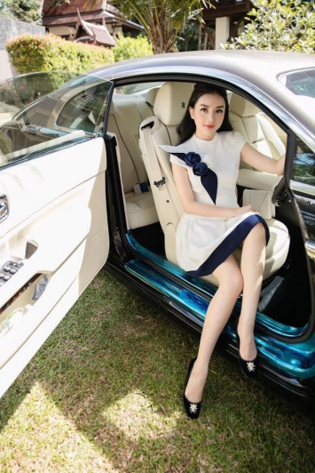 Angela Chu được chồng cưng chiều đến độ chỉ vì một câu than thở căn nhà gỗ tối quá không quay được clip mà xây nguyên một căn mới hoàn toàn theo ý vợ.