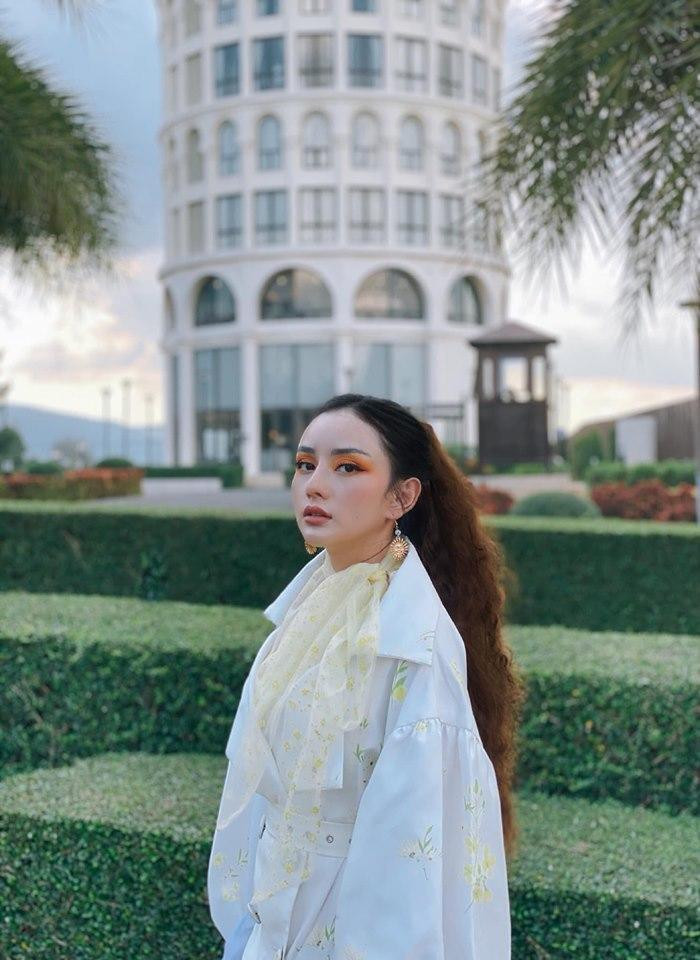 Trong khi đó lúc đi với chồng, Angela Chu bận một bộ váy xoè nhiều tầng màu vàng như một cô công chúa của Disney vậy.