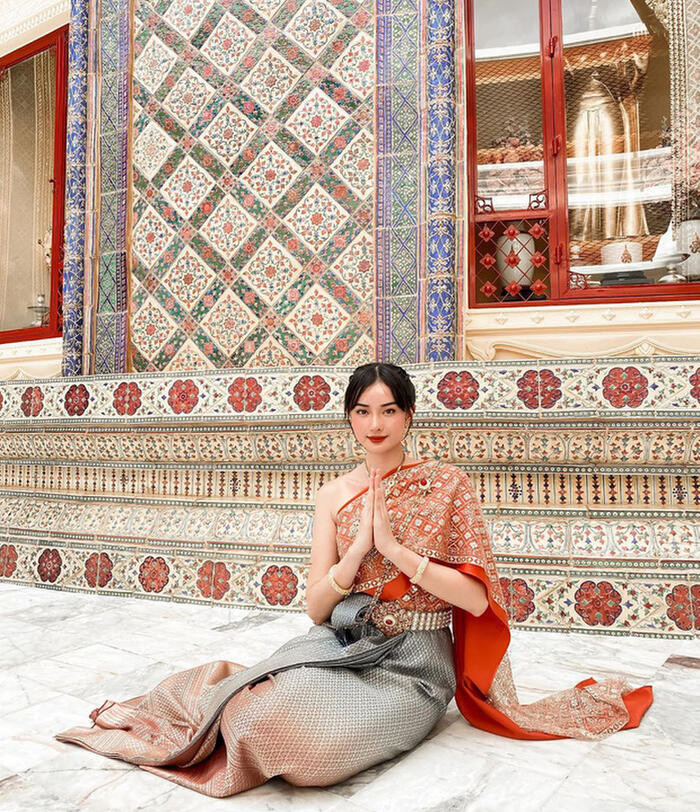 Không chỉ là một trong những hiện tượng "dao kéo" thành công, Angela Chu (sinh năm 1991) còn được ngưỡng mộ bởi cuộc sống hạnh phúc với chồng đại gia Thái Lan.