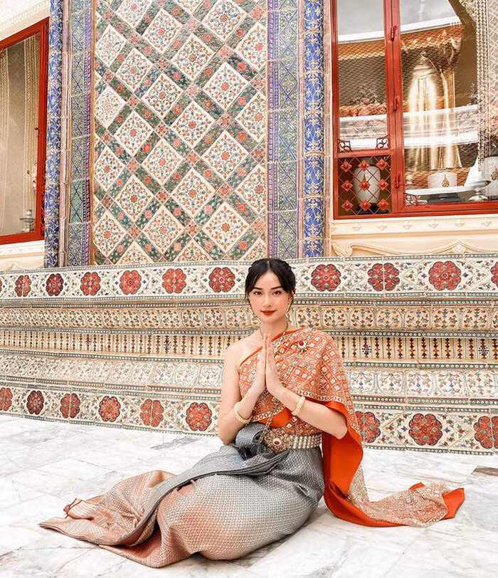 Không chỉ là một trong những hiện tượng "dao kéo" thành công, Angela Chu (sinh năm 1991) còn được ngưỡng mộ bởi cuộc sống hạnh phúc với chồng đại gia Thái Lan.