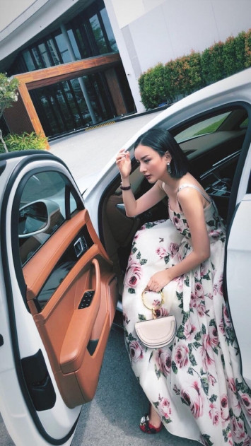 Dù Angela không tiết lộ nhiều nhưng cũng không khó để nhận thấy cô khá được lòng mẹ chồng. Cô nàng thường chia sẻ những khoảnh khắc đi ăn cùng gia đình.