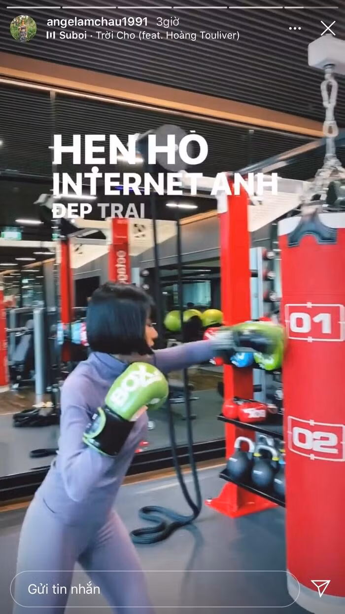 Ngoài ra, Angela Chu còn hóm hỉnh so sánh trang phục khi đi cùng trợ lý và đi gặp đối tác.