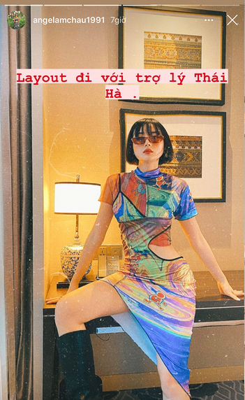 Khi đi cùng mẹ chồng, Angela diện trang phục truyền thống của Thái Lan với màu xanh da trời nhạt, nhẹ nhàng nhưng không kém phần sang trọng.