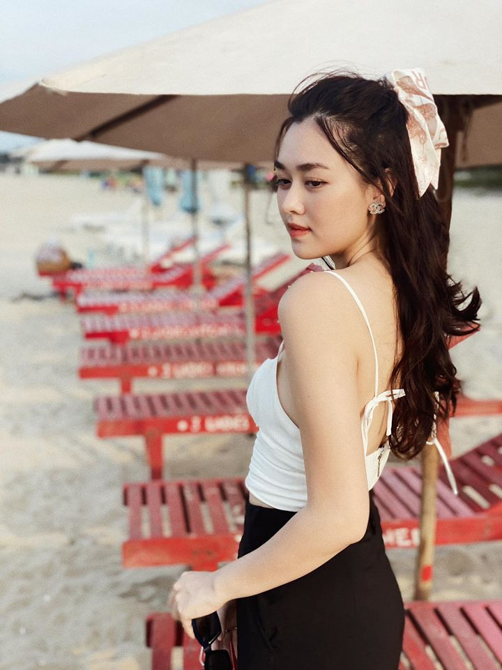 Tường San cao 1,70 m, sở hữu gương mặt đẹp tự nhiên cùng thần thái sang chảnh, lạnh lùng, được biết đến là gương mặt mẫu lookbook khá nổi tiếng với các thương hiệu thời trang dành cho giới trẻ ở Hà Nội.