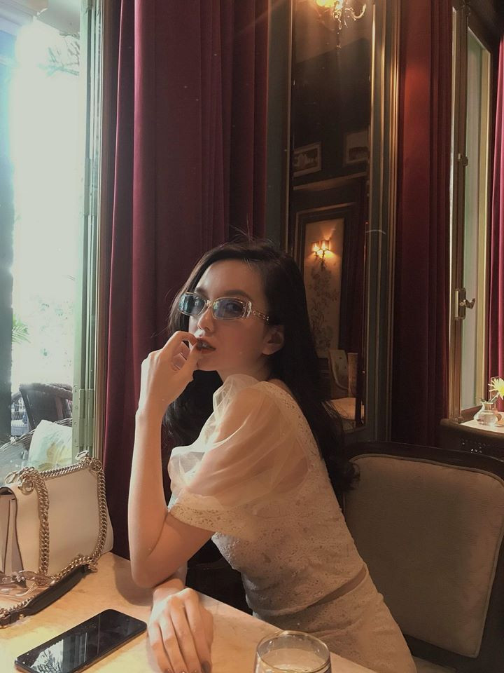 Thảo Vy sở hữu gương mặt thanh tú với đôi mắt to tròn, là gương mặt mẫu quen thuộc của nhiều nhà thiết kế nổi tiếng.