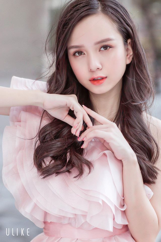 Vũ Hoàng Thảo Vy (sinh năm 1996) sinh viên ngành Kinh doanh Quốc tế, là em gái ruột của Nữ hoàng sắc đẹp 2009 Vũ Hoàng Điệp. Cô từng lọt top 3 Người đẹp Du lịch trong cuộc thi Hoa hậu Việt Nam 2018, đạt danh hiệu Á quân 2 cuộc thi Người mẫu hình thể Việt Nam.