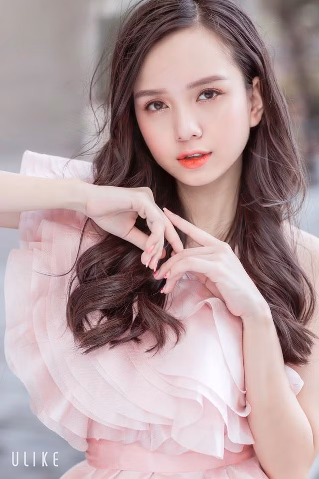 Vũ Hoàng Thảo Vy (sinh năm 1996) sinh viên ngành Kinh doanh Quốc tế, là em gái ruột của Nữ hoàng sắc đẹp 2009 Vũ Hoàng Điệp. Cô từng lọt top 3 Người đẹp Du lịch trong cuộc thi Hoa hậu Việt Nam 2018, đạt danh hiệu Á quân 2 cuộc thi Người mẫu hình thể Việt Nam.