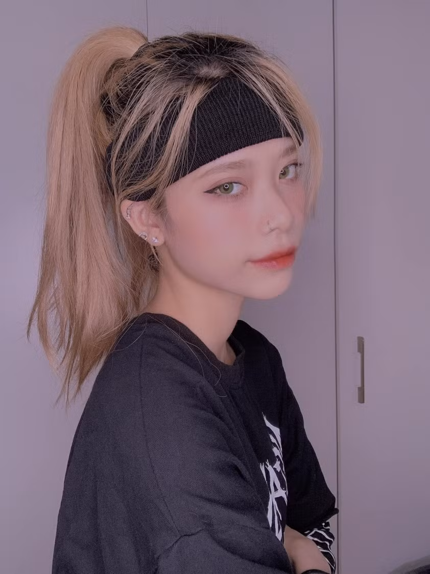 Diệp Anh và Misthy quen nhau thông qua một bài đăng trên group. Cả hai có thời gian dài nói chuyện và lần đầu gặp mặt khi nữ streamer ra Hà Nội công tác.