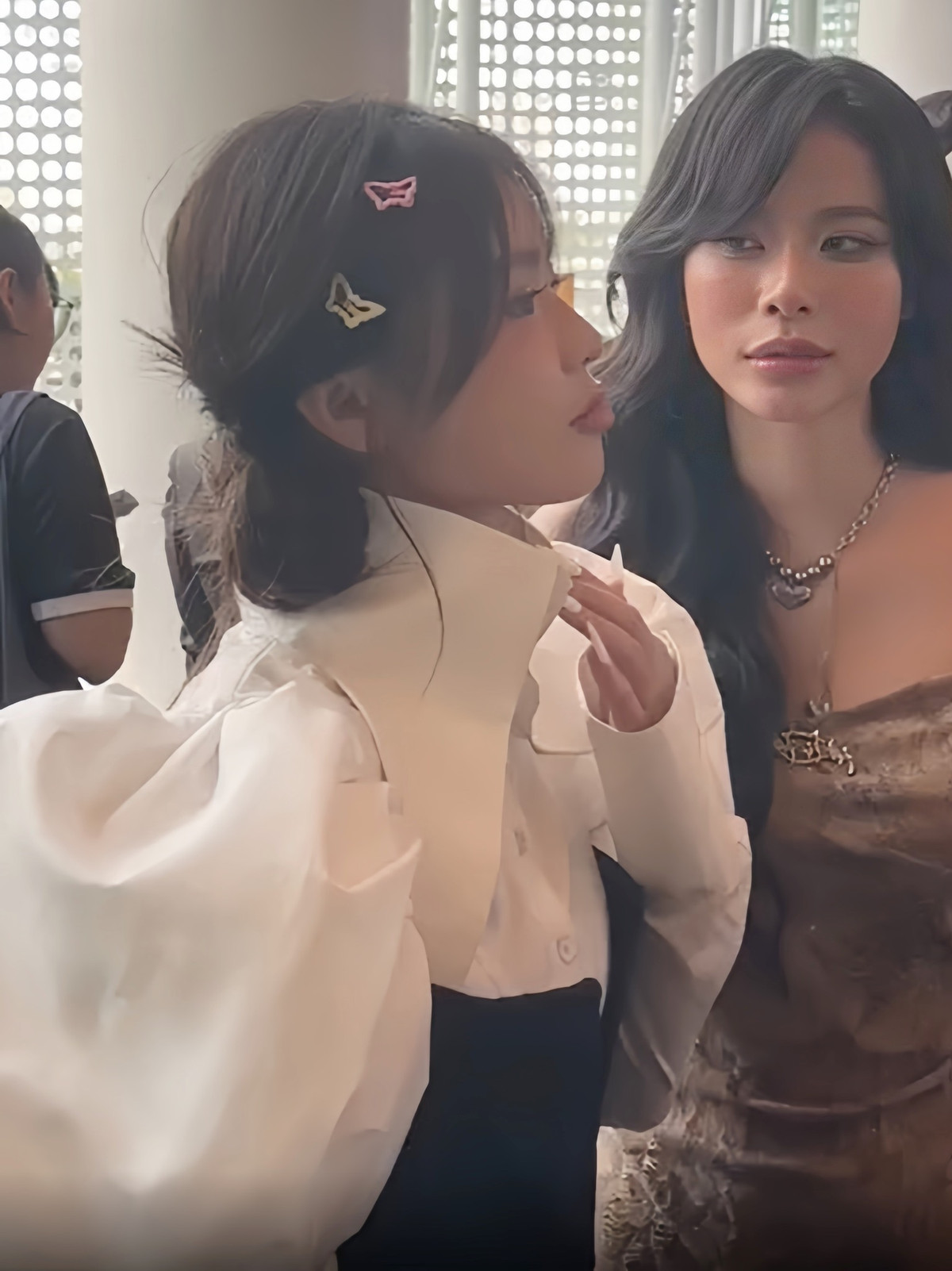 Tại sự kiện ra mắt, người yêu của MisThy cũng đã tranh thủ thời gian đến ủng hộ. Diệp Anh (Bank) chọn chiếc váy đơn giản nhưng tôn dáng, khoe visual xinh xắn và cực đẹp đôi khi đứng cạnh nữ streamer.