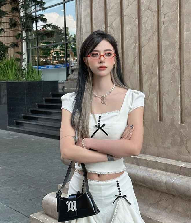 Ở những sự kiện hoặc tiệc của bạn bè, MisThy và Bank cũng đồng hành và không ngại thể hiện cử chỉ "đánh dấu chủ quyền". Ở phương diện công việc, cả hai luôn hỗ trợ đối phương hết mình.