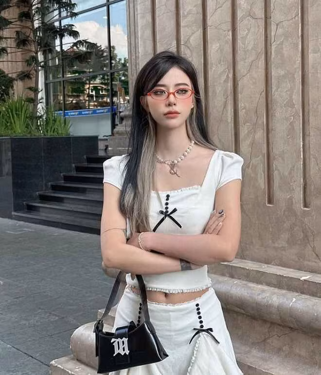 Ở những sự kiện hoặc tiệc của bạn bè, MisThy và Bank cũng đồng hành và không ngại thể hiện cử chỉ "đánh dấu chủ quyền". Ở phương diện công việc, cả hai luôn hỗ trợ đối phương hết mình.