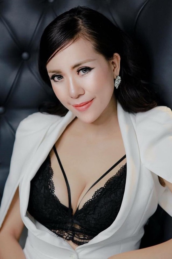 Tháng 5/2014, Mai Thỏ bất ngờ "theo chồng bỏ cuộc chơi". Tháng 11/2014, cô nàng hạ sinh con gái đầu lòng, đặt tên là Thảo Nhi.