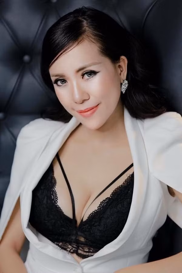 Tháng 5/2014, Mai Thỏ bất ngờ "theo chồng bỏ cuộc chơi". Tháng 11/2014, cô nàng hạ sinh con gái đầu lòng, đặt tên là Thảo Nhi.