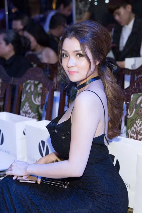 Năm 2013, Thủy Top bất ngờ rút lui khỏi showbiz sang Mỹ du học. Một năm sau đó, cô nàng quyết định trở về Việt Nam để gây dựng sự nghiệp ca hát. Cô nàng vẫn giữ nguyên hình ảnh nóng bỏng trong cả cuộc sống đời thường lẫn trên sân khấu.