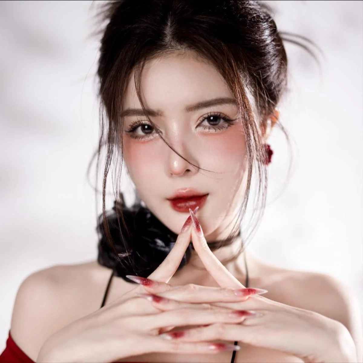 Nhưng ai cũng bất ngờ khi cô gái gốc Khánh Hoà sở hữu cái tên rất “quê mùa” – Nguyễn Thị Lượm. Cô nàng không hề ngượng ngùng hay tìm cách giấu nhẹm tên thật, thay vào đó luôn vui vẻ khi nhắc đến cái tên Lượm.