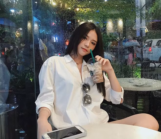 Tuy nhiên ai biết rằng, hot girl một thời lại có “quá khứ” dở khóc dở cười khi nhiều lần đối diện với cái tên “nửa ta nửa tây”, “không đụng hàng” với bất cứ.