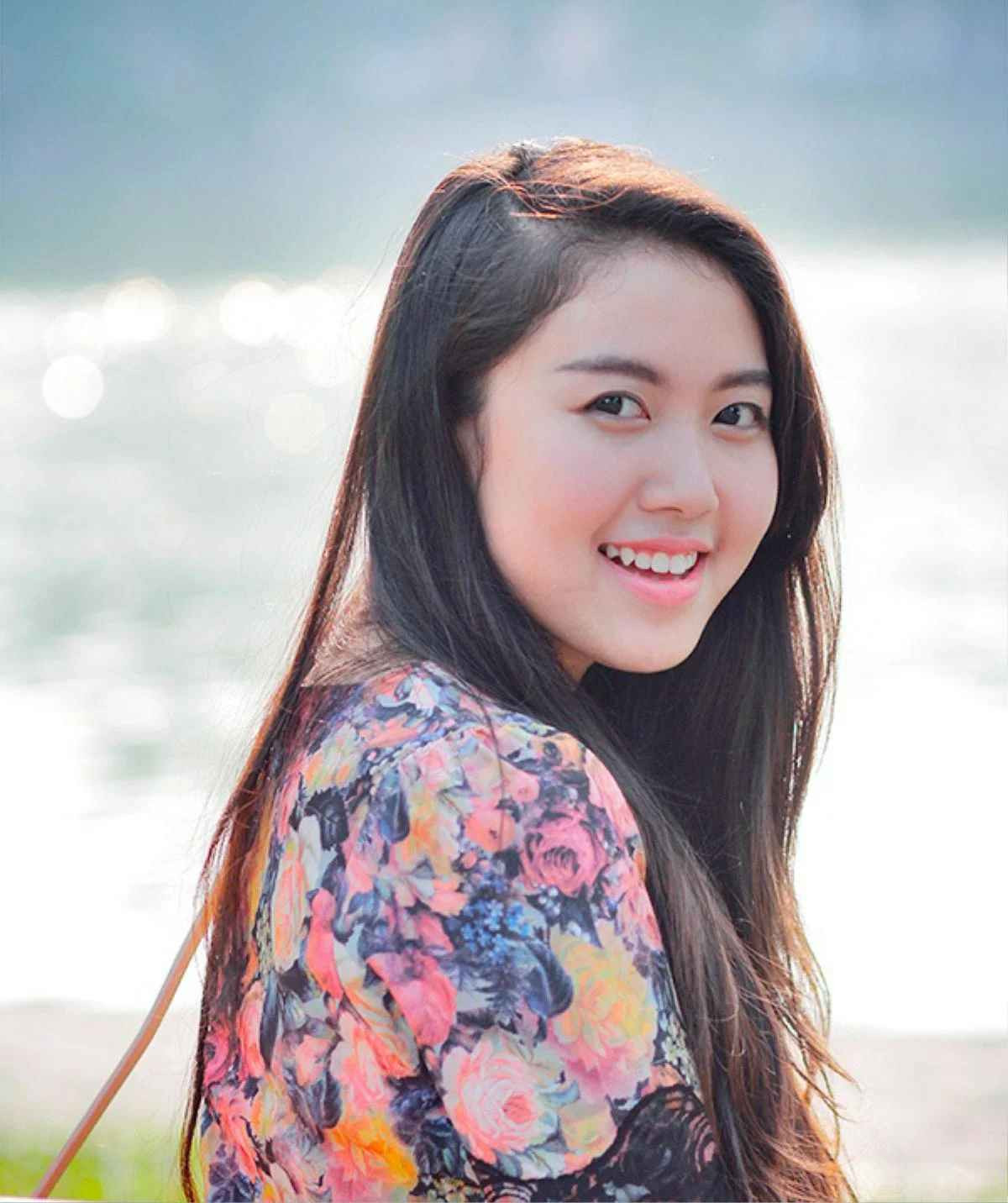 Từ khi là học sinh cấp 3, Dương Thể Ny (SN 1994, Đà Nẵng) đã gây chú ý trên mạng nhờ gương mặt xinh, giọng hát hay, thành tích học tập tốt. Cô nàng được dân mạng phong là cô gái xứ Đà có vẻ đẹp thiên thần. Đặc biệt cô nàng gây ấn tượng với cái tên rất lạ.